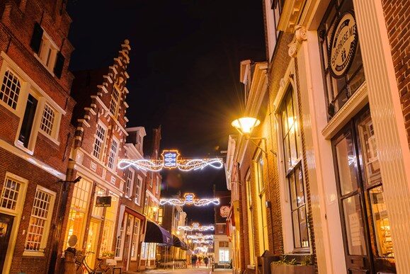 Winkelstraat Enkhuizen in de avond