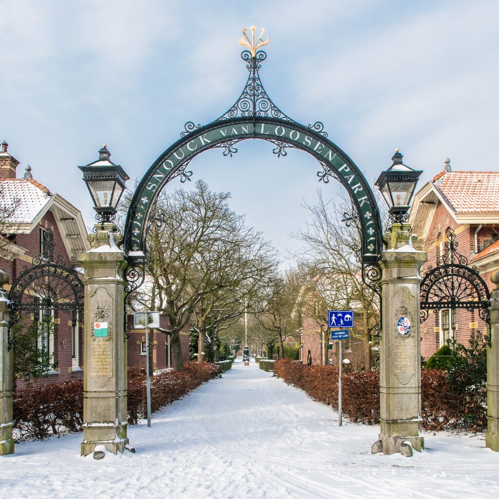 Entree Snouck van Loosenpark in Winter