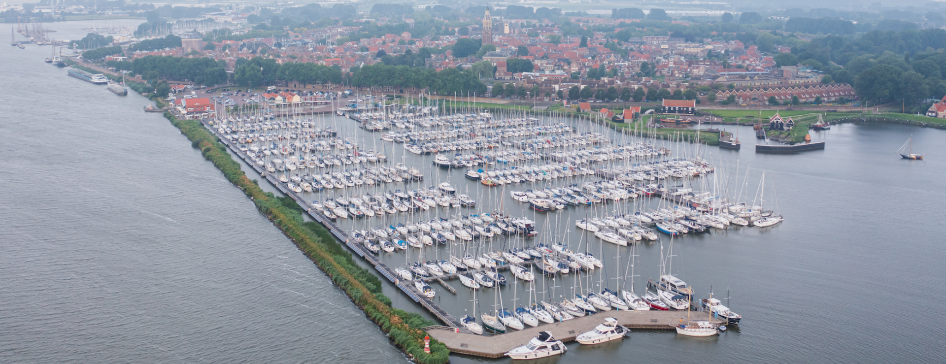 Luchtfoto van Compagnieshaven Enkhuizen